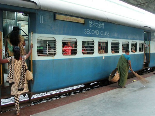 वेस्टर्न रेलवे ने महिला कर्मचारियों के लिए लगाई नैपकिन मशीन