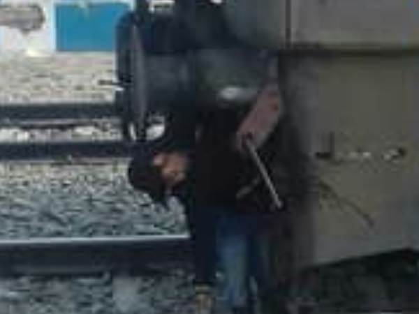 A youth's dead body found in between bogies of Rajdhani Express A youth's dead body found in between bogies of Rajdhani Express