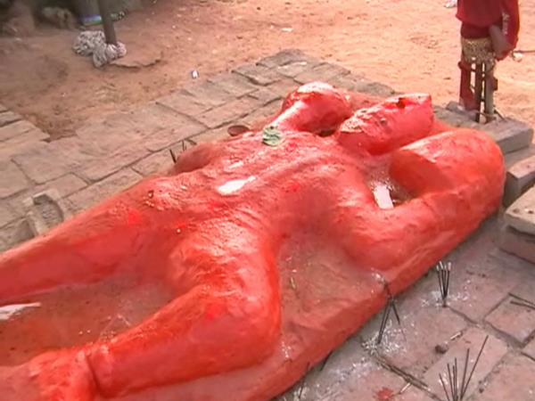 दोबारा नदी में डाला तो पत्थर फिर से तैरने लगा दोबारा नदी में डाला तो पत्थर फिर से तैरने लगा