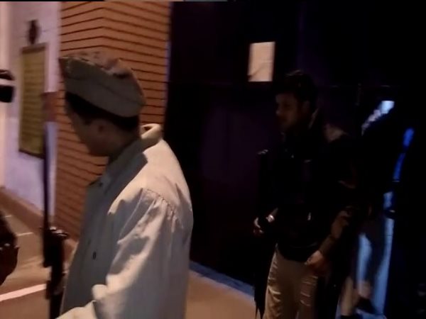 पत्रकारों से कहा- यहां नहीं घर आकर पूछिएगा सवाल पत्रकारों से कहा- यहां नहीं घर आकर पूछिएगा सवाल