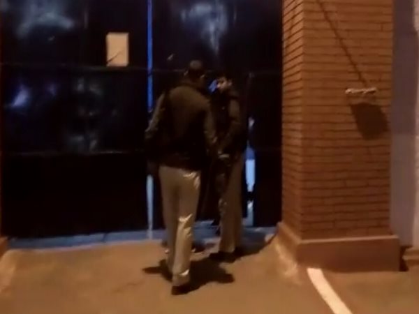 हाव-भाव से लग रहे थे नशे में हाव-भाव से लग रहे थे नशे में