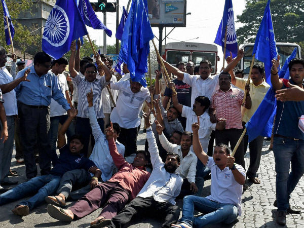 Live: महराष्ट्र सदन के बाहर JNUSU का प्रदर्शन