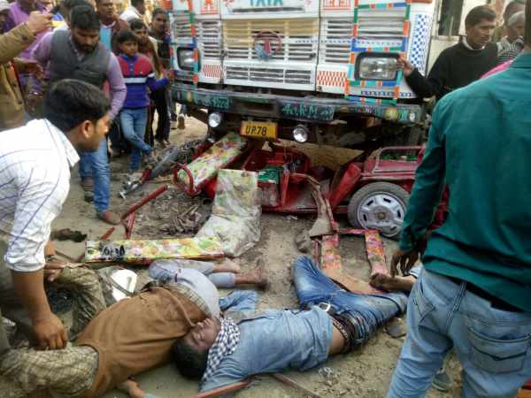 Truck crushed E Rickshaw in Shahjahanpur