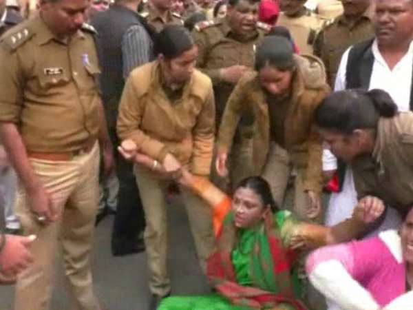 Clash between SP workers and police in Kanpur, Uttar Pradesh