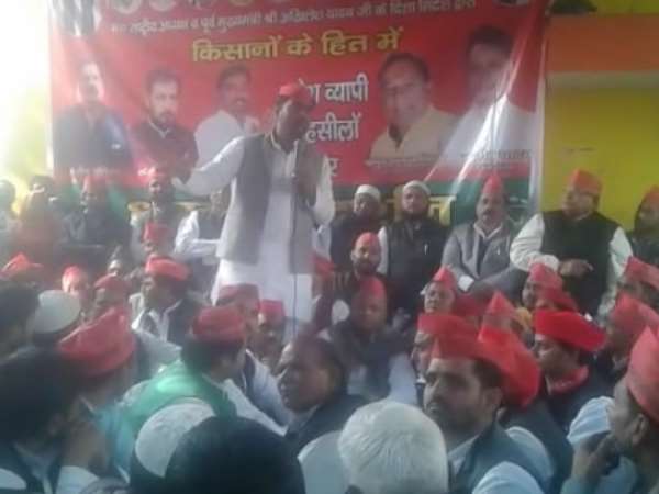 Clash between SP workers and police in Kanpur, Uttar Pradesh