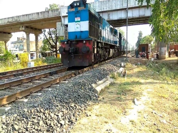 गोंडवाना एक्सप्रेस उतरी गई पटरी से