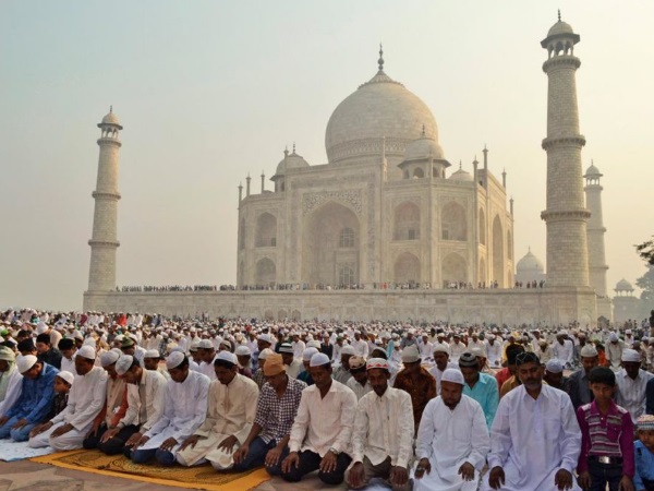 नमाज अदा करने के बहाने विदेशी घुस रहे थे ताज परिसर में नमाज अदा करने के बहाने विदेशी घुस रहे थे ताज परिसर में