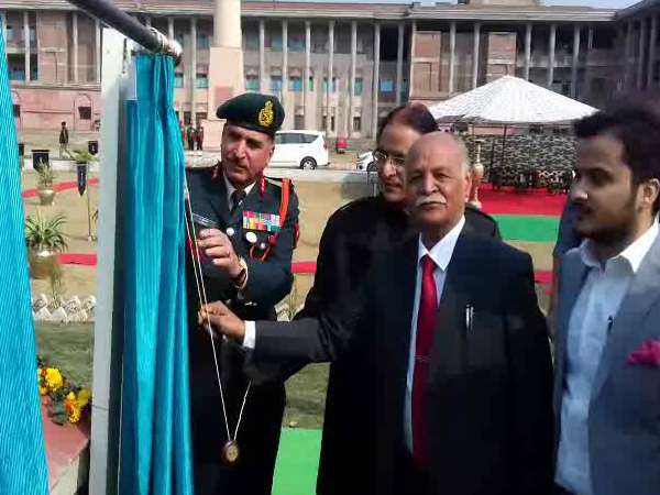 आर्मी अफसर एच ठुकराल ने आजम खान को सौंपा