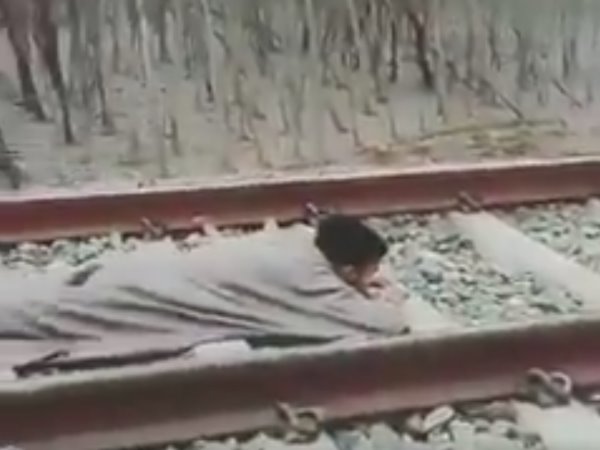 पटरियों पर लेटे हुए शख्स के ऊपर से गुजरी ट्रेन