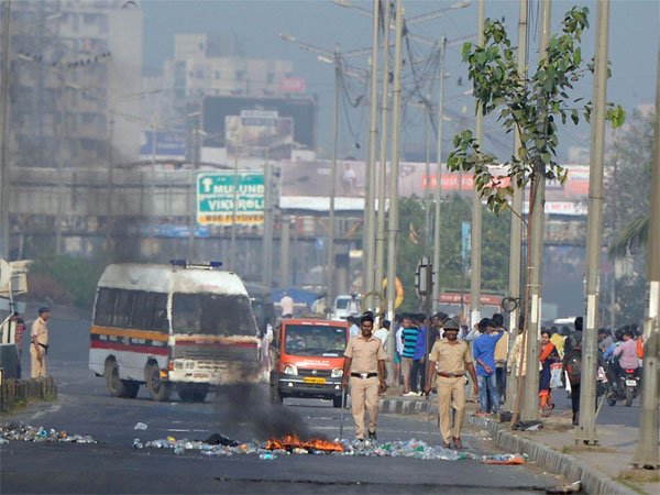 Maharashtra bandh LIVE: ठाणे में ट्रेन रोकी, गुस्से में लोग 