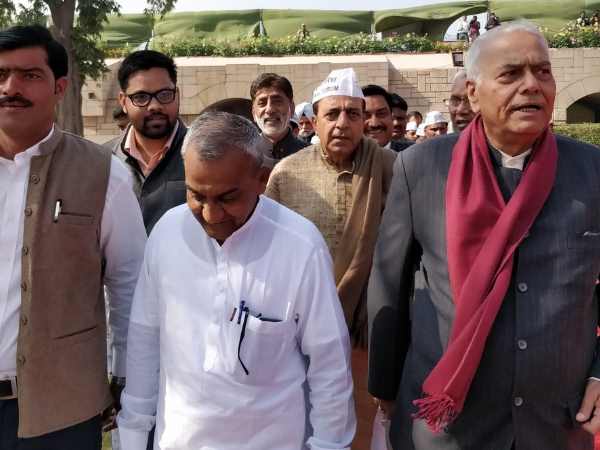 कई पार्टियों के नेता हुए शामिल