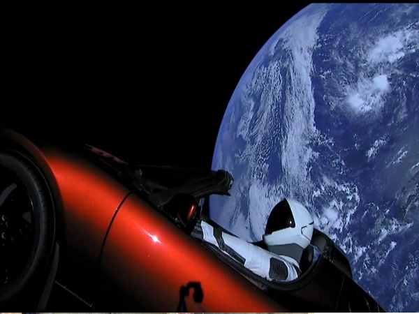 दुनिया के सबसे बड़े रॉकेट के साथ लॉन्च किया कार