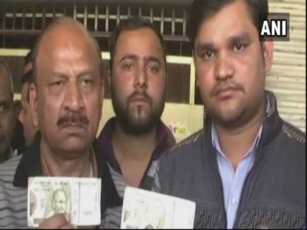 2 चूरन लेबल 500 के नोट निकले नकली