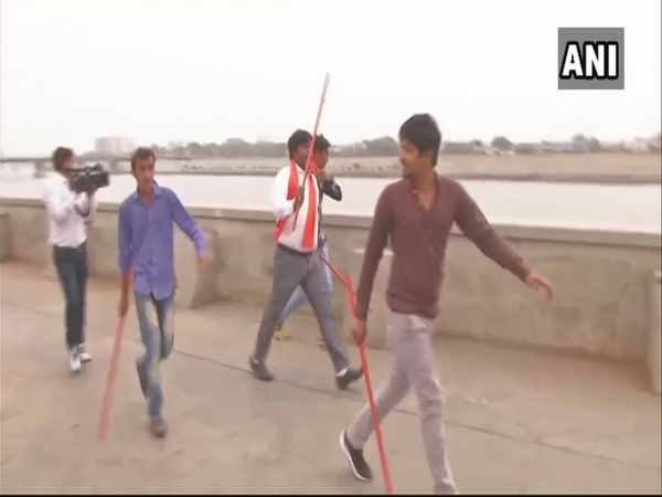 कुत्ते-गधे की शादी करा हुआ वेलेंटाइन डे का विरोध कुत्ते-गधे की शादी करा हुआ वेलेंटाइन डे का विरोध