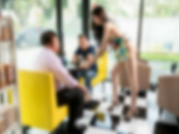 सेल बढ़ाने के लिए न्यूड मॉडल से सर्व कराई कॉफी