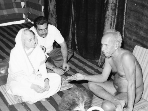 इंदिरा गांधी ने करवाई थी फूलों की वर्षा