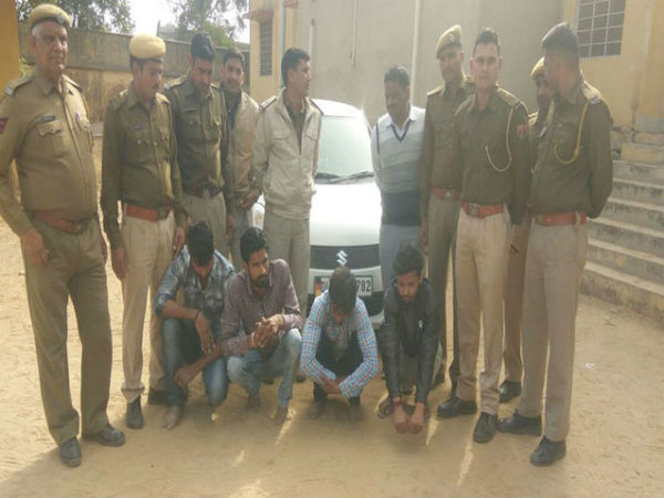 बैंक डकैती में रंगे हाथों पकड़ा गया राष्ट्रपति भवन का सुरक्षा गार्ड बैंक डकैती में रंगे हाथों पकड़ा गया राष्ट्रपति भवन का सुरक्षा गार्ड