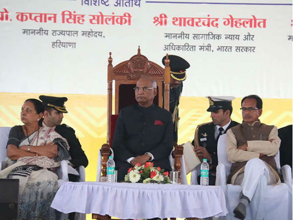 राष्ट्रपति के सिर पर टपकता रहा पानी राष्ट्रपति के सिर पर टपकता रहा पानी