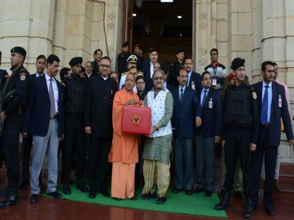 सीएम खुद खेलेंगे होली सीएम खुद खेलेंगे होली