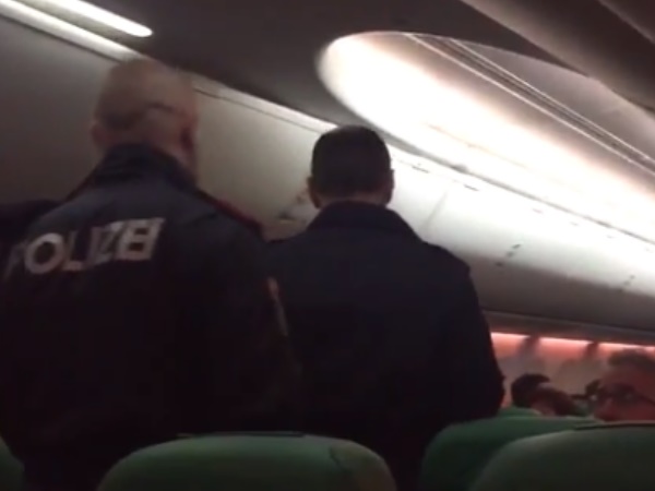 ऑस्ट्रियन पुलिस ने बाहर निकाले चार लोग ऑस्ट्रियन पुलिस ने बाहर निकाले चार लोग