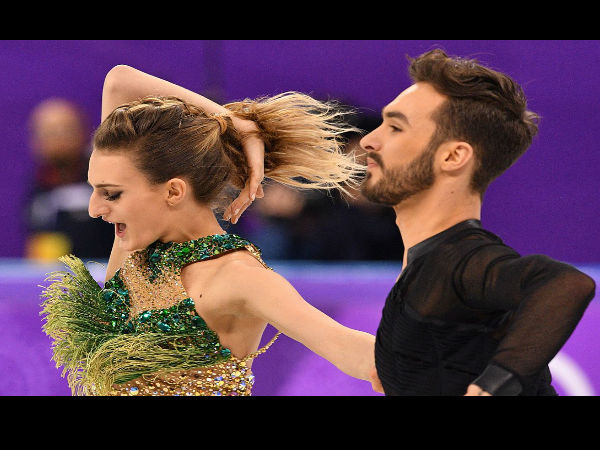 आइस स्केटिंग के दौरान खिसकी डांसर की ड्रेस