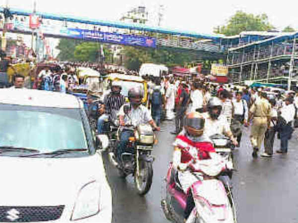 ट्रैफिक लाइट पर घूरने लगा