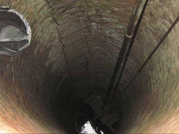 कुएं से पानी का नमूना ले लिया गया है