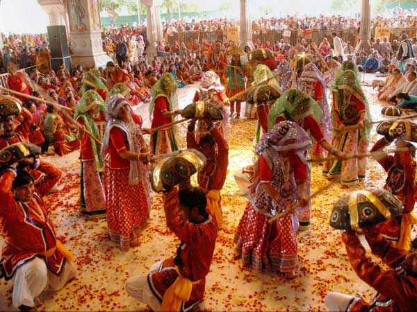 हेलिकॉप्टर से उतरेंगे राधा-कृष्ण 