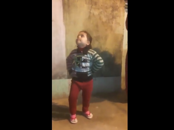 सोशल मीडिया पर वायरल हो रहा वीडियो