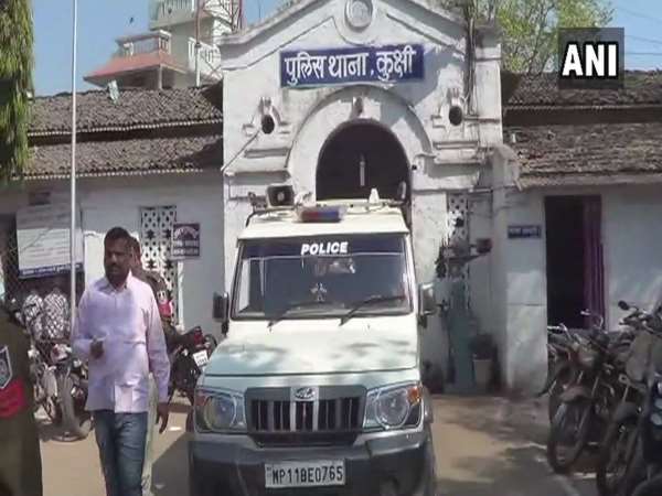 बेटे को रस्सी से लटका कर उसे छड़ी से मार रहा था बेटे को रस्सी से लटका कर उसे छड़ी से मार रहा था