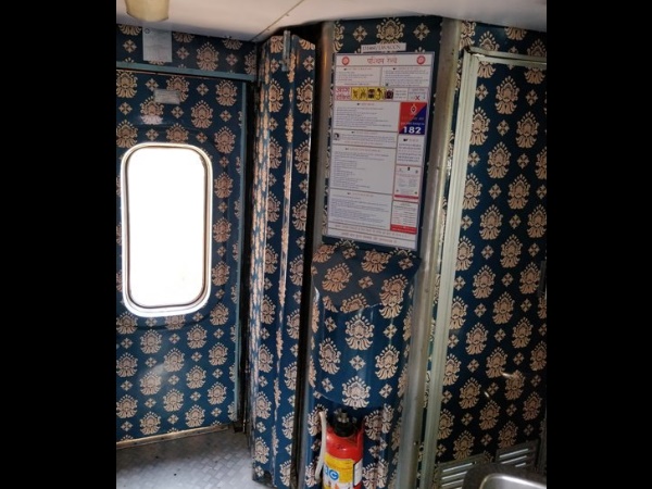 बाथरूम में साफ-सफाई का रखा गया पूरा ध्यान