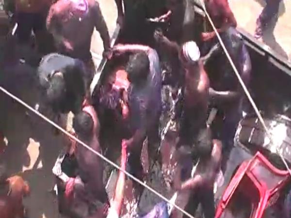 शहर के दो स्थानों से निकलता है जुलूस, खूब होता है हुड़दंग