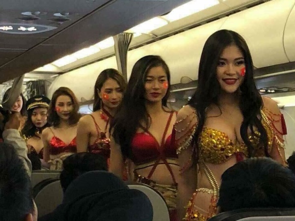 बिकिनी पहन एयरहोस्टेस ने किया खिलाड़ियों का स्वागत
