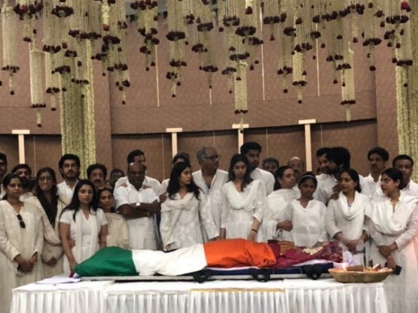 लाल रंग की बनारसी साड़ी में विदाई