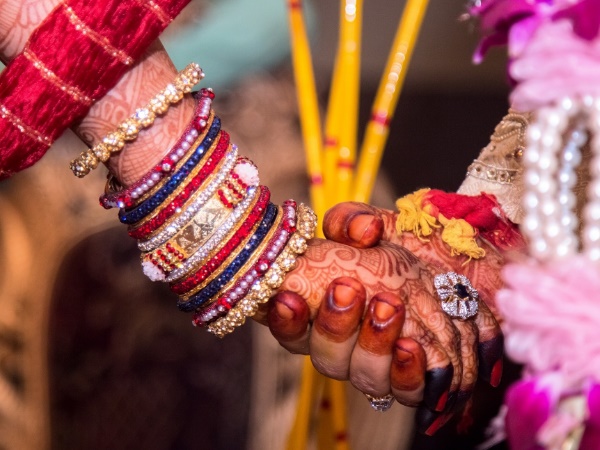 इस कुप्रथा के खिलाफ जा रहे युवा