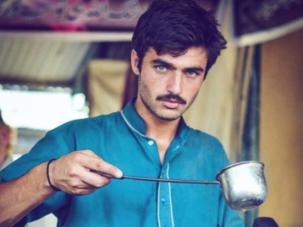 चायवाले की नीली आंखों ने किया लड़कियों को घायल