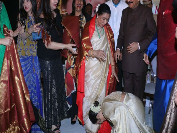  आशा ताई के कदमों में गिर पड़ीं रेखा