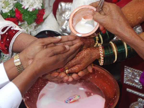 चर्चा का विषय बन गया है जोड़ा