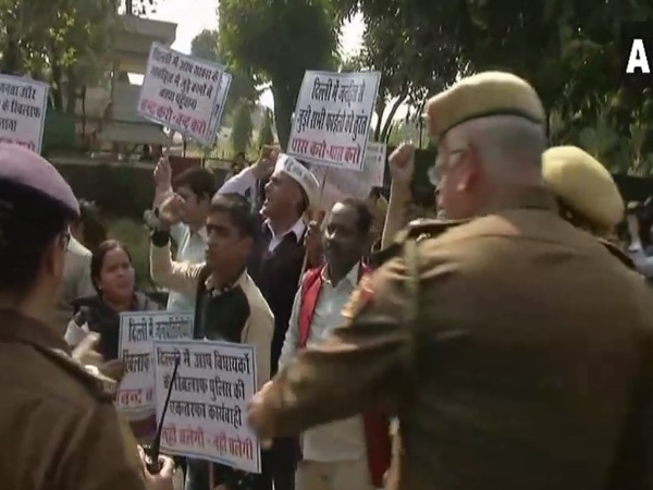 अलका लांबा का आरोप