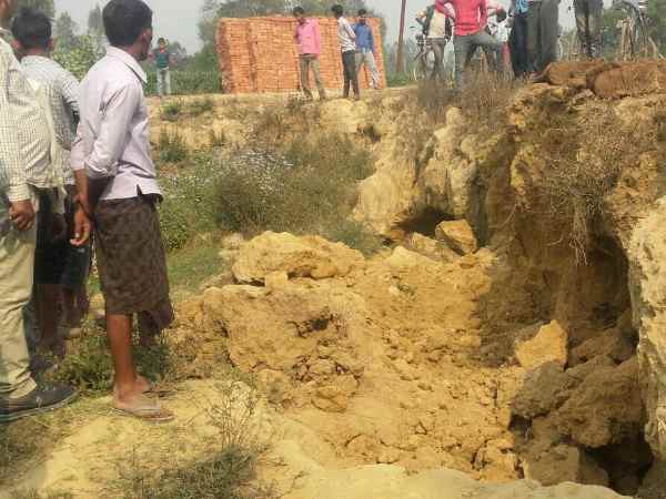 बच्चों पर गिरी मिट्टी की ढांग