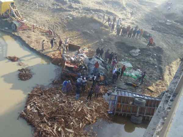 पुल से नीचे जा गिरे दो वाहन