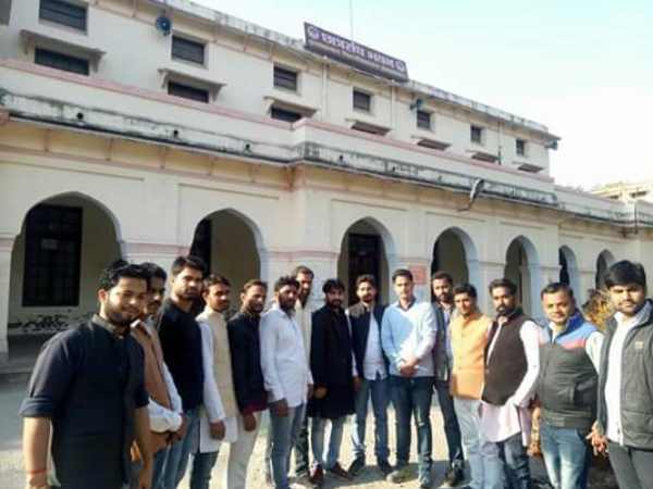 विरोध में छात्रों ने मांगी भीख 