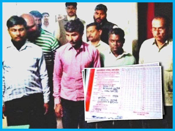 बाहर से लिख कर आ रही थी कॉपियां