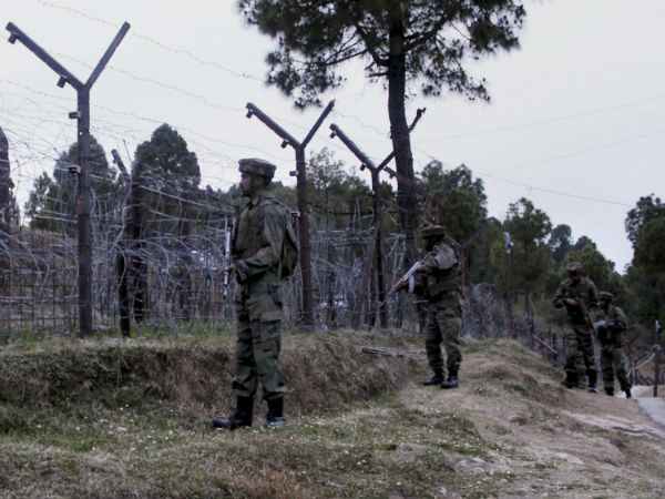 LoC: पाकिस्तान ने उरी सेक्टर से सटे गावों को कराया खाली LoC: पाकिस्तान ने उरी सेक्टर से सटे गावों को कराया खाली