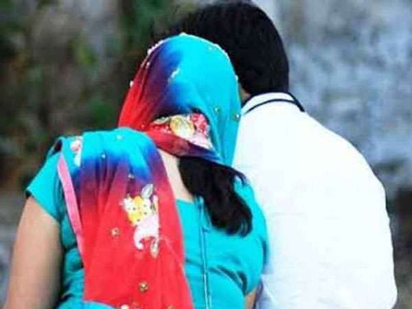 पत्नी के साथ आपत्तिजनक हालत में था दोस्त