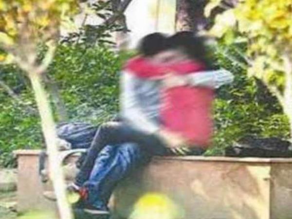 फरार है पति