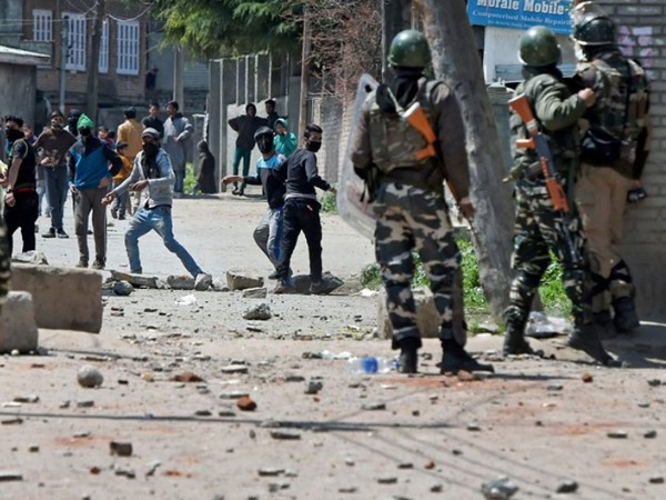 सेना ने सेल्फ डिफेंस में चलाई थीं गोलियां सेना ने सेल्फ डिफेंस में चलाई थीं गोलियां