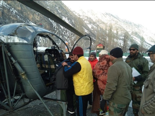 भारी बर्फबारी में फंसा दर्द से तड़पता तौफिक