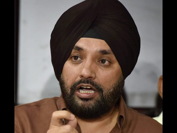 पार्टी छोड़ते हुए राहुल और माकन पर बोला था हमला