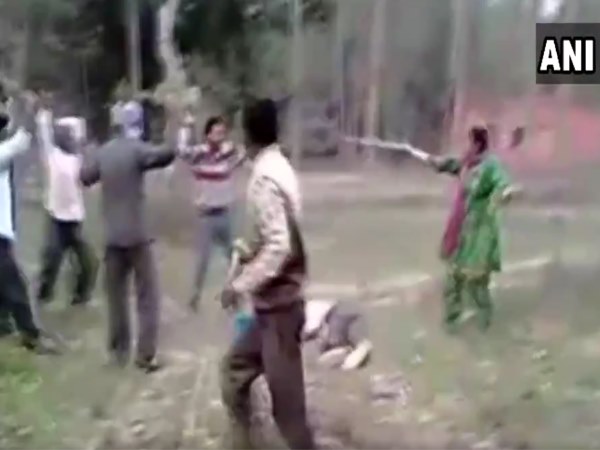 पति को बचाने के लिए लाठी लेकर मैदान में आई महिला